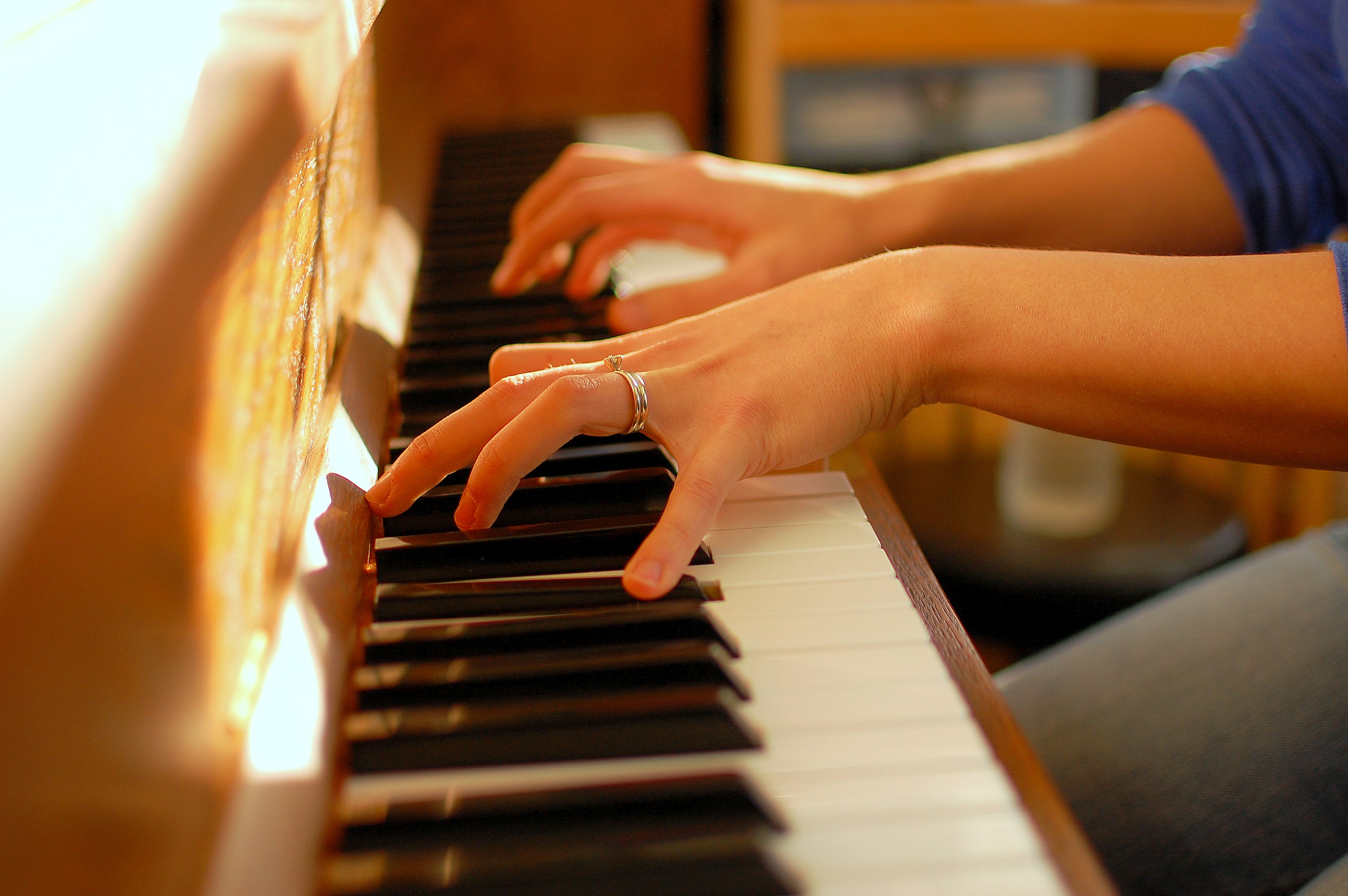 They are playing the piano переспроси. Фортепиано. Игра на фортепьяно. Играть на пианино. Хобби фортепиано.