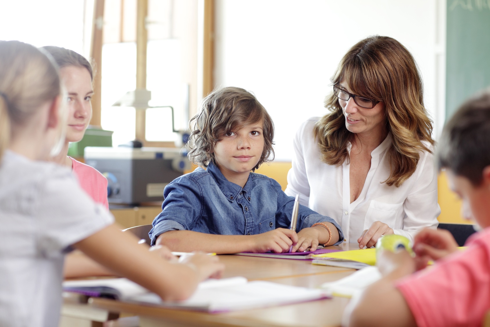 Student schools teacher. Преподаватель и ученик. Учитель наблюдает за учениками. Учитель учит. Материал для педагога.